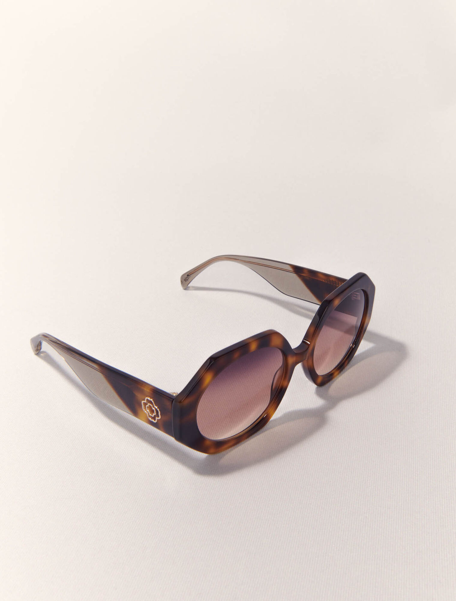Round acetate glasses