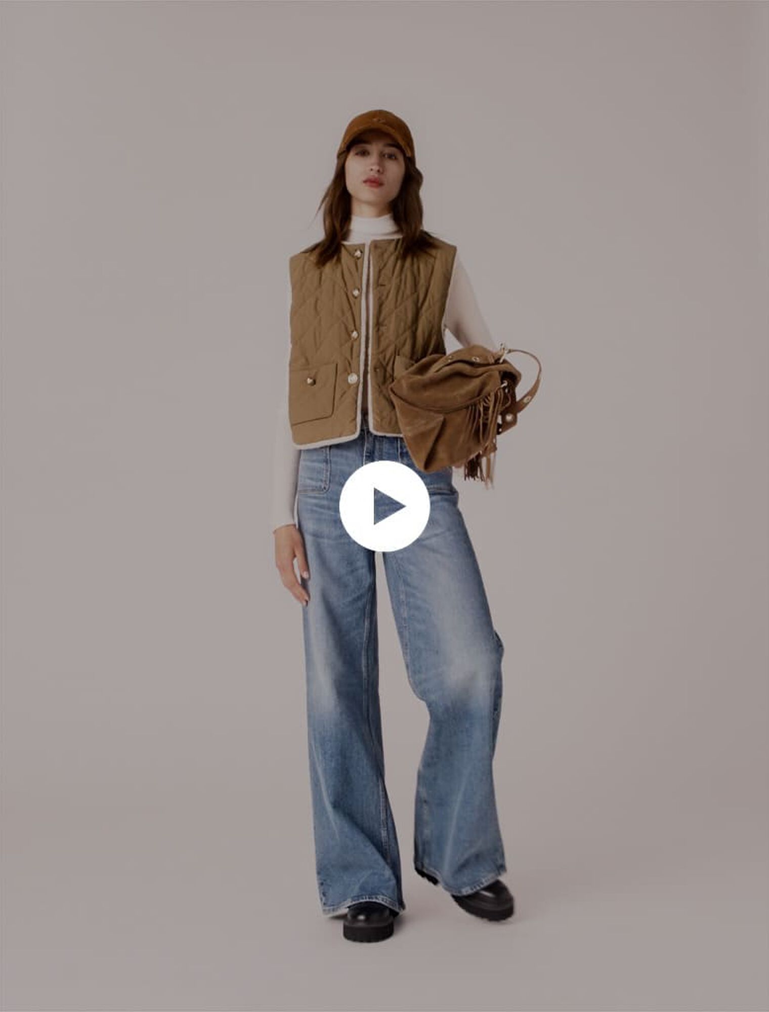 Short sleeveless puffer jacket