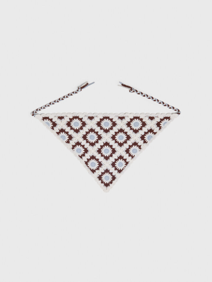Triangular knit scarf
