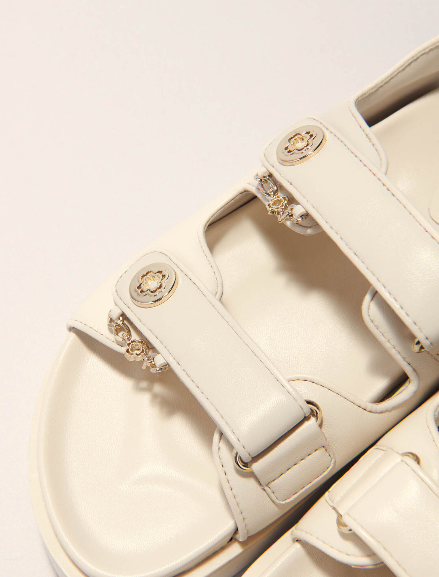Flat leather sandals