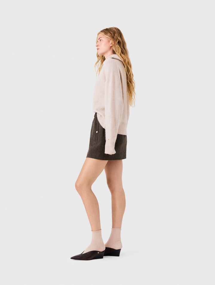Short wool skirt