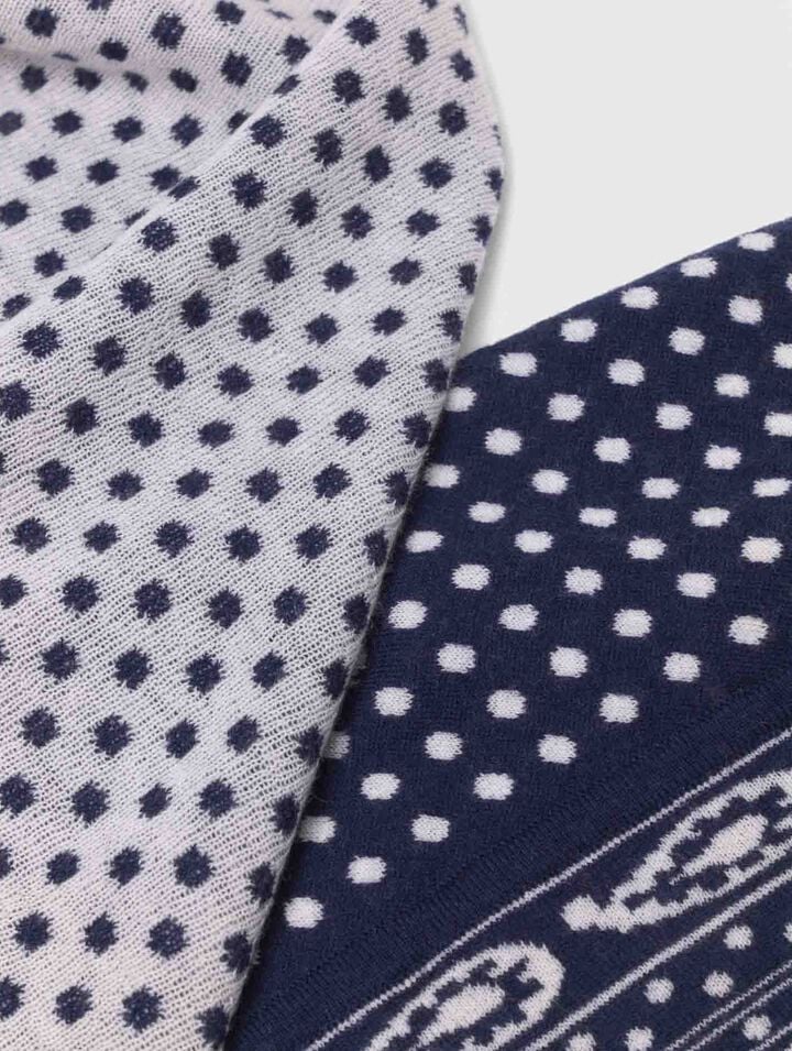 Reversible triangle scarf