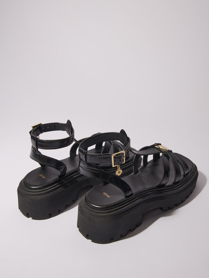 Flat sandals with tread