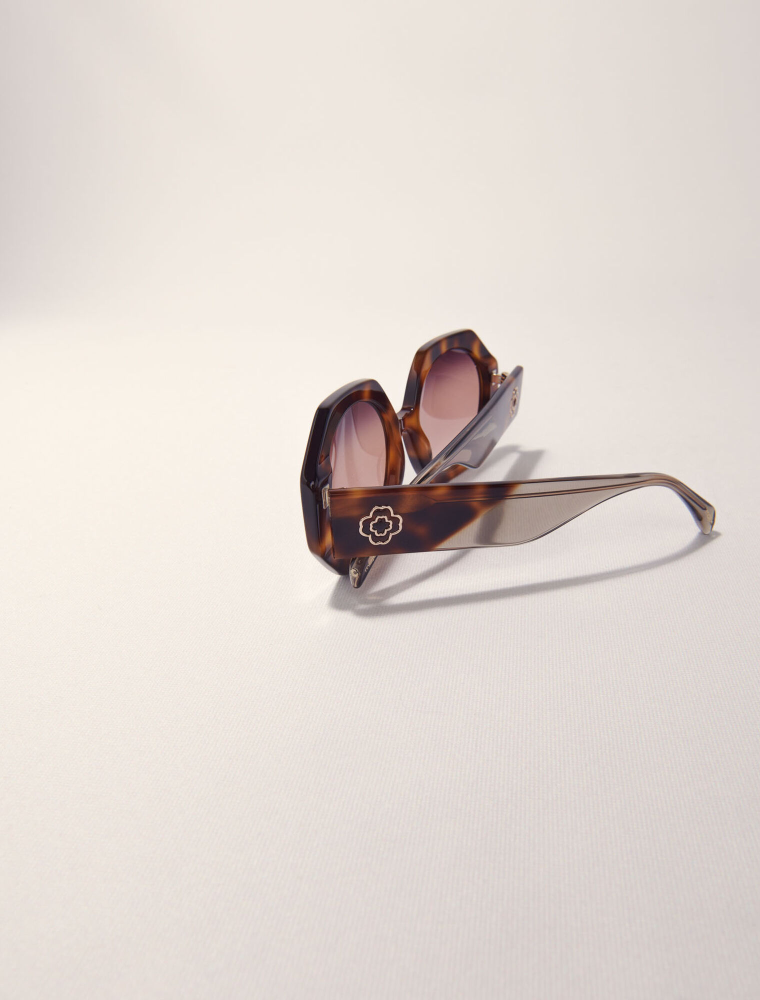 Round acetate glasses