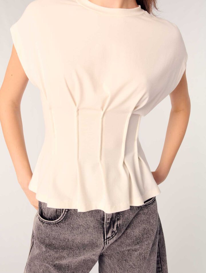 T-shirt with darts