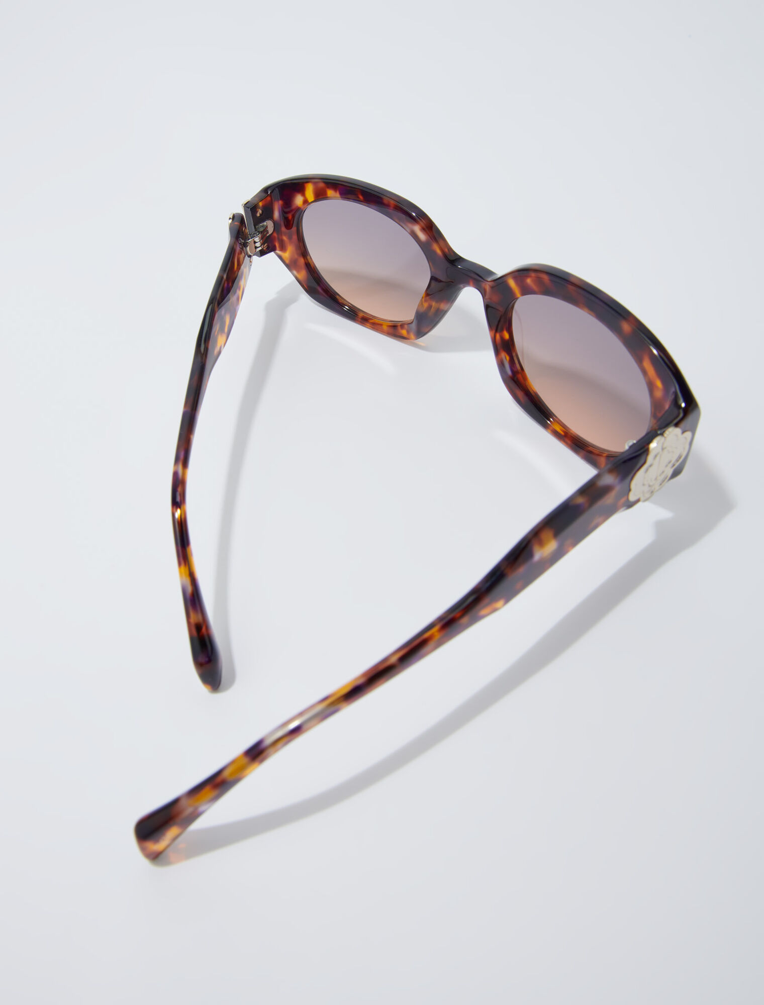 Round acetate glasses