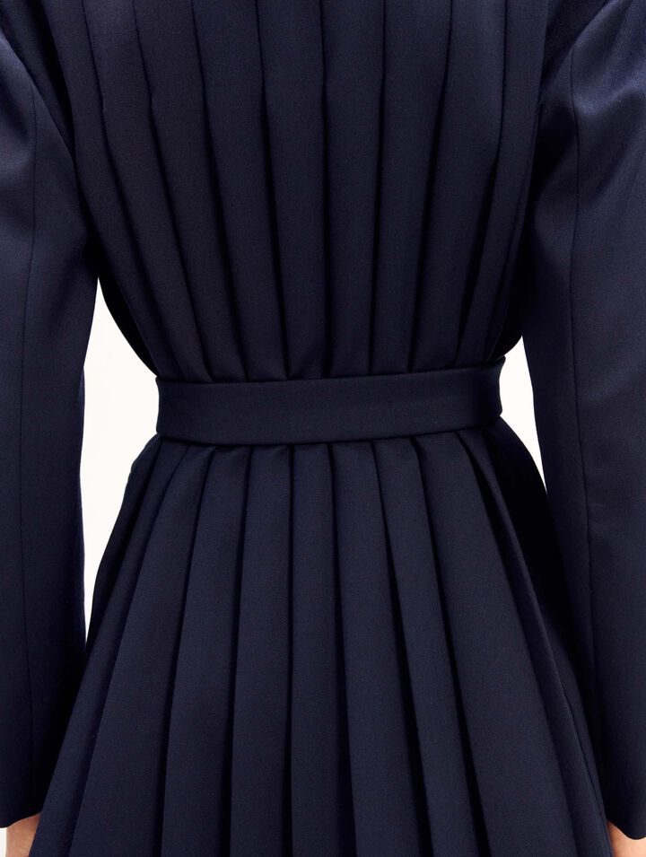 Suit jacket with pleated back