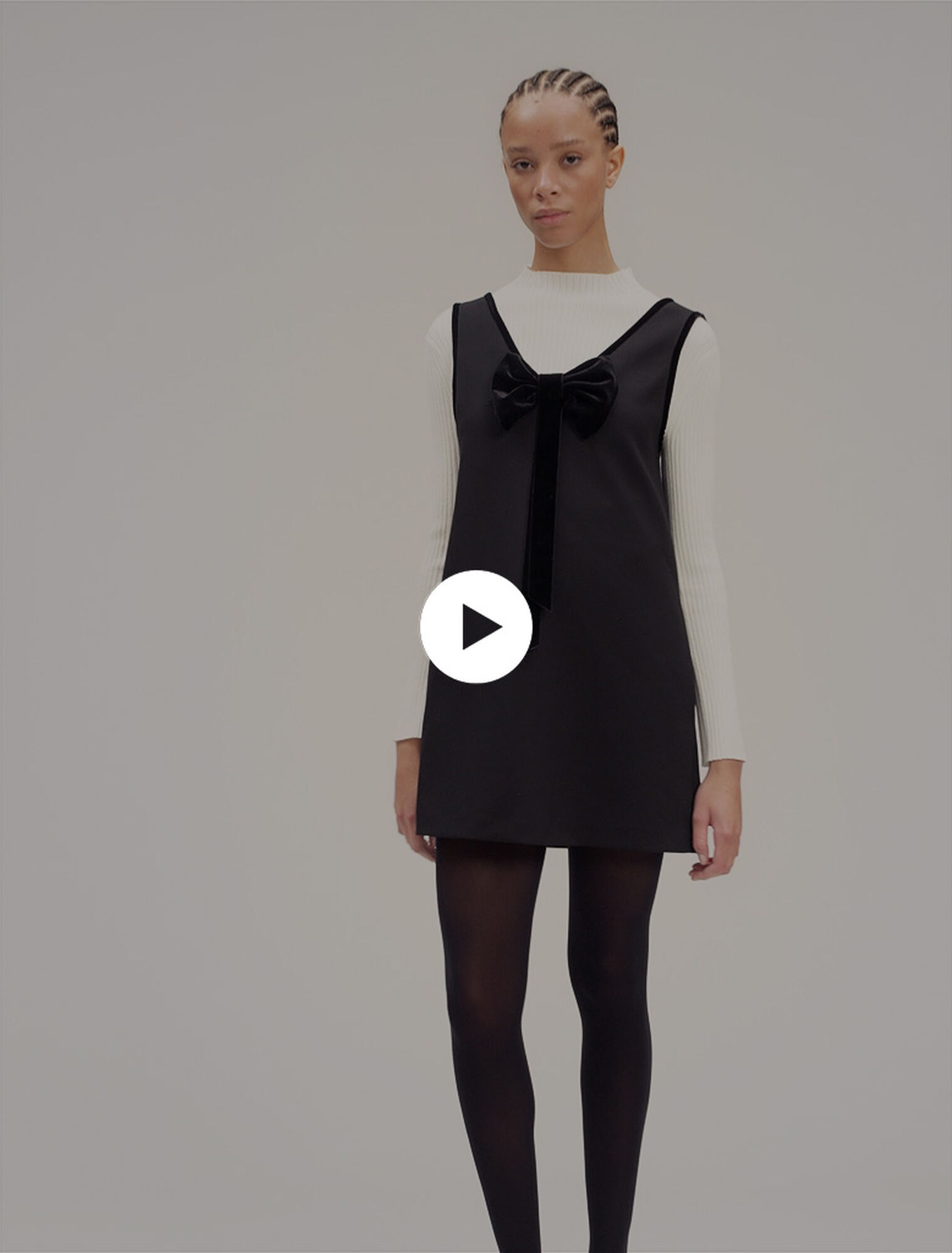 Pinafore dress with velvet collar