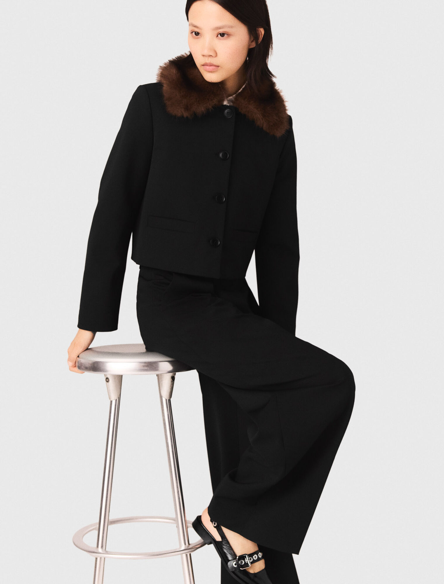 Short jacket with removable collar