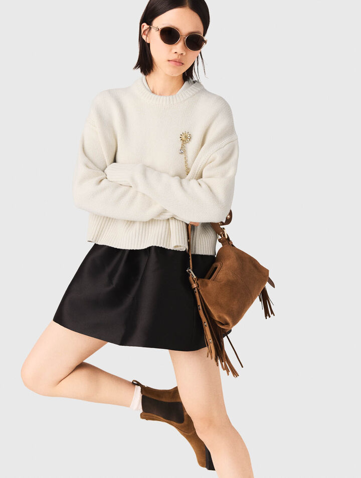 Jumper with floral brooch