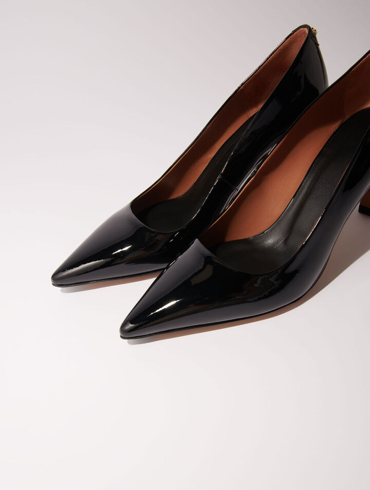 Leather pumps with pointed toes