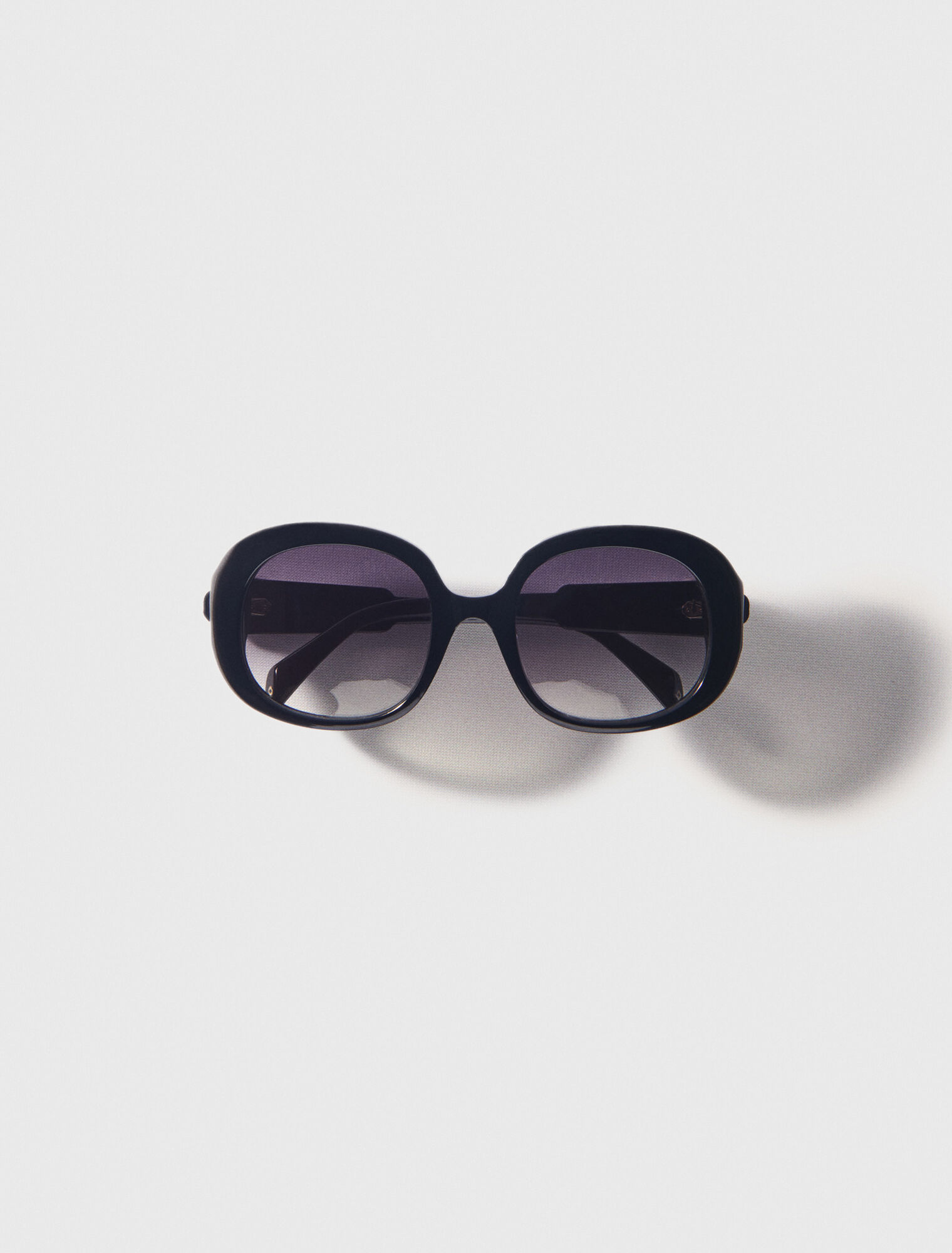 Round acetate glasses