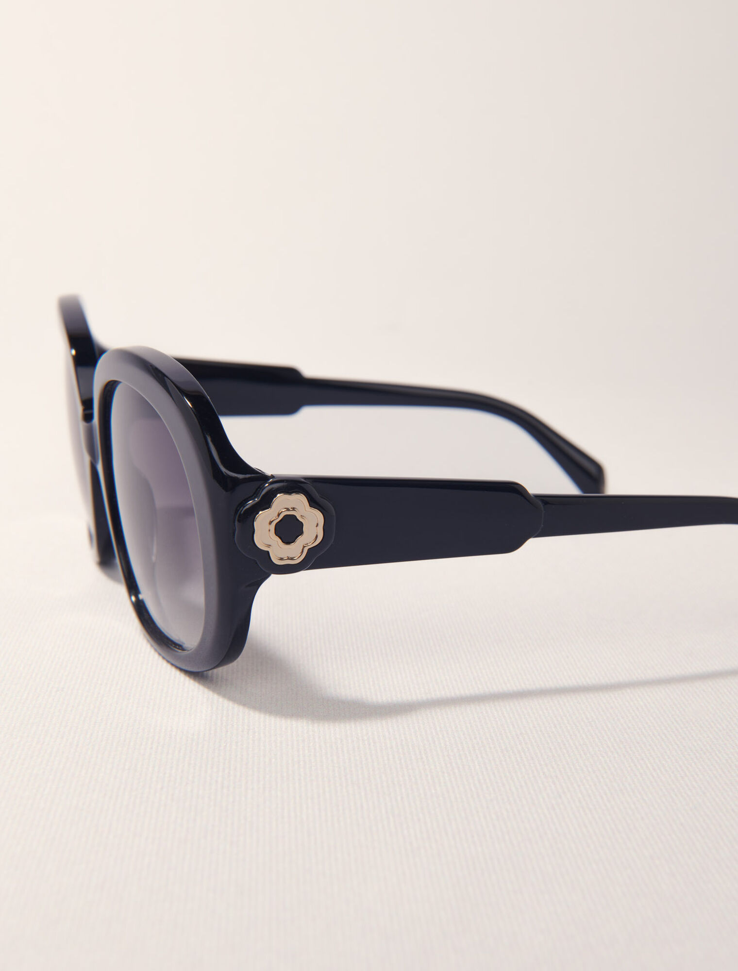 Round acetate glasses