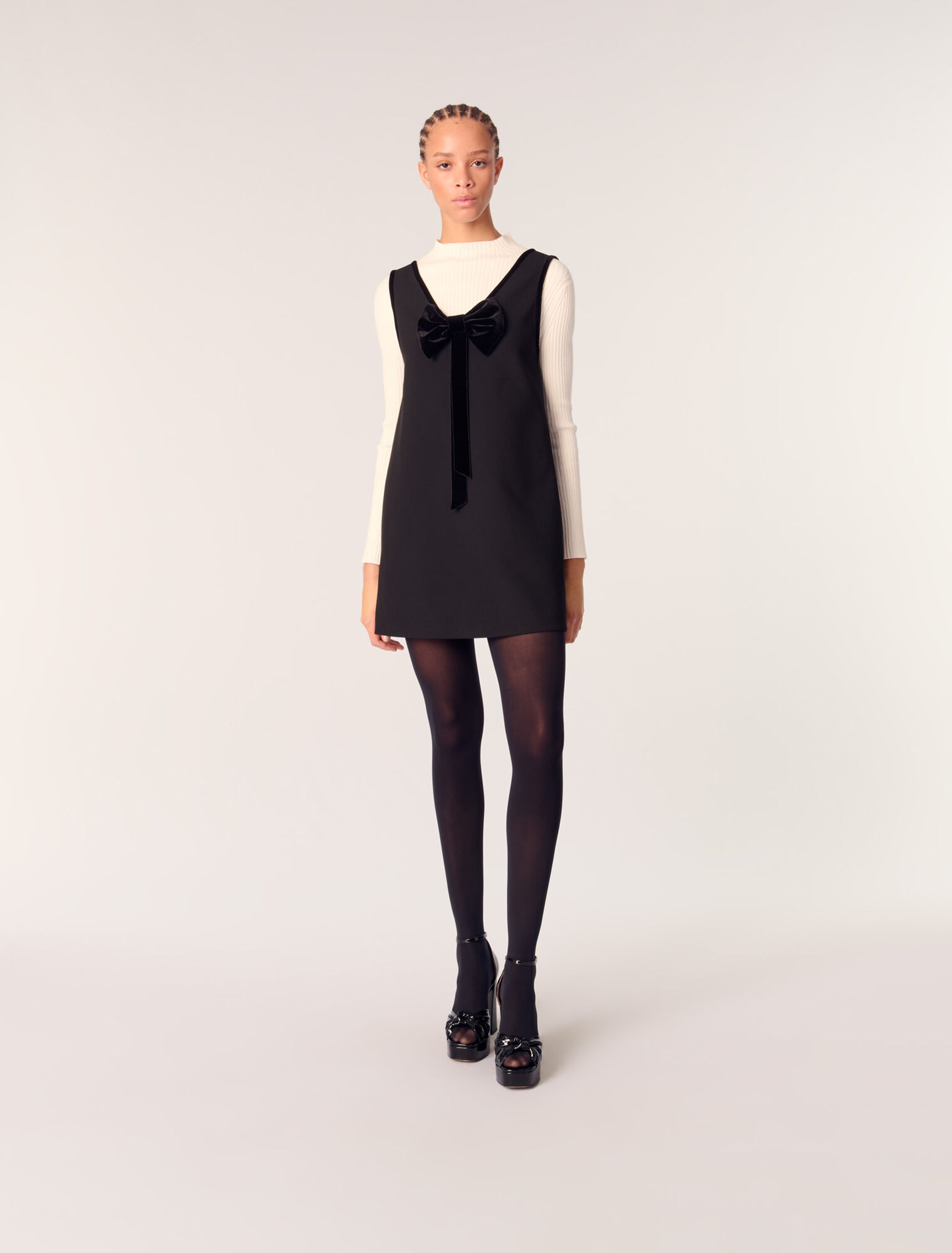 Pinafore dress with velvet collar