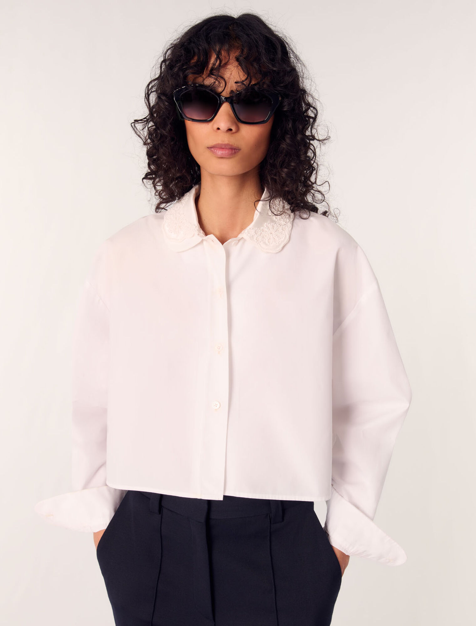 Short shirt with embroidered collar 