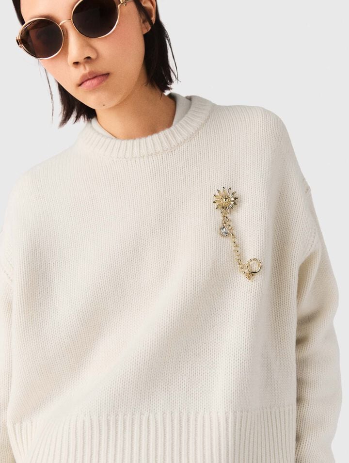 Jumper with floral brooch