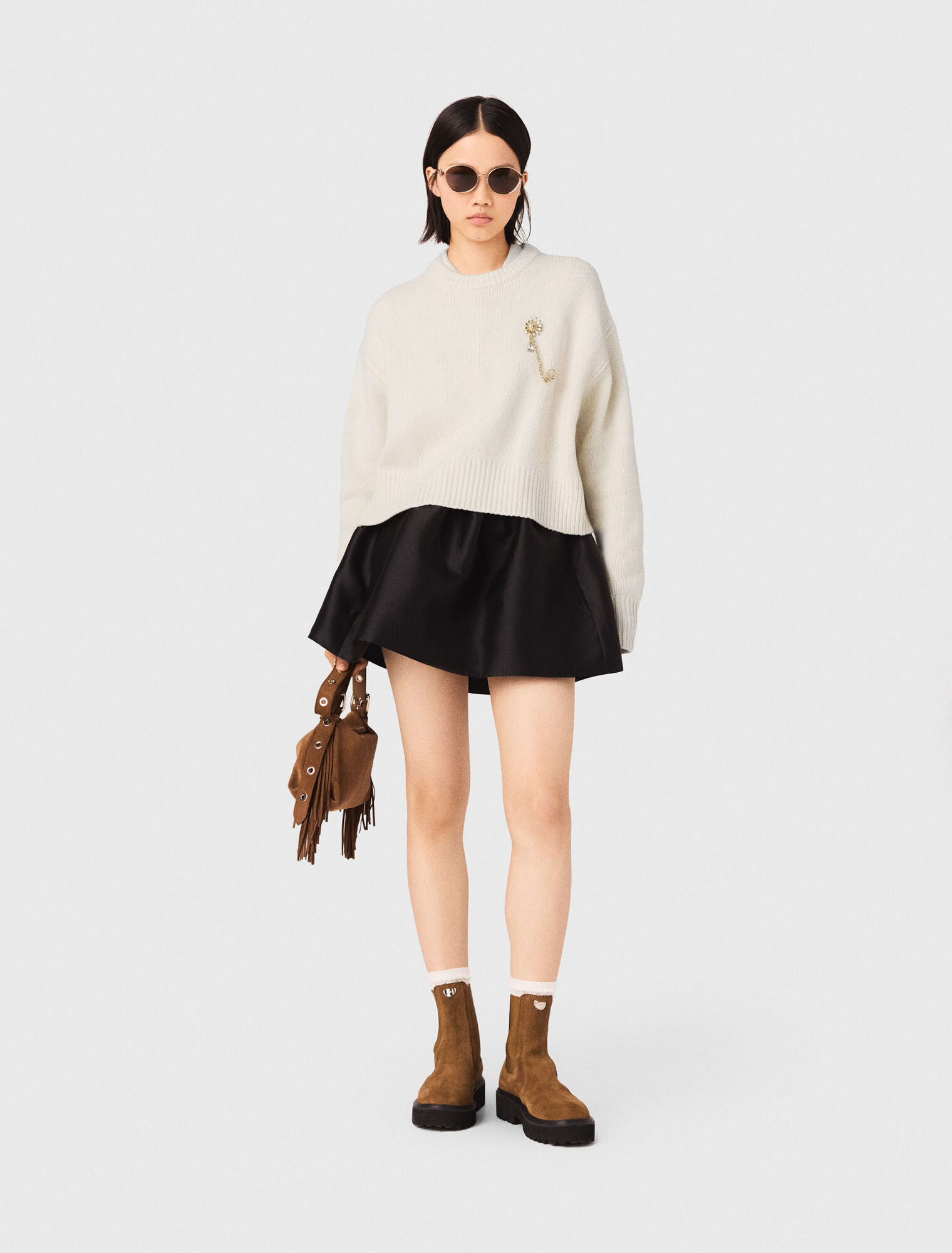 Jumper with floral brooch