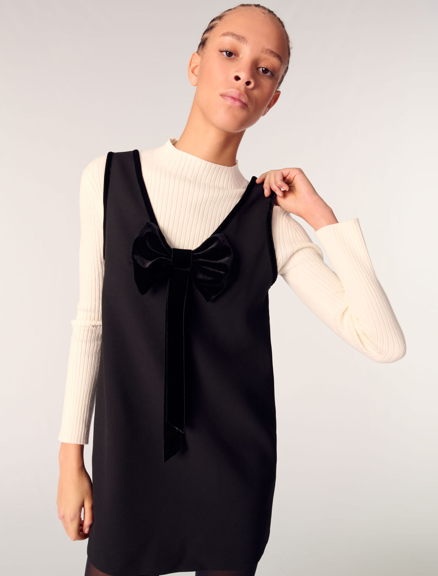 Pinafore dress with velvet collar