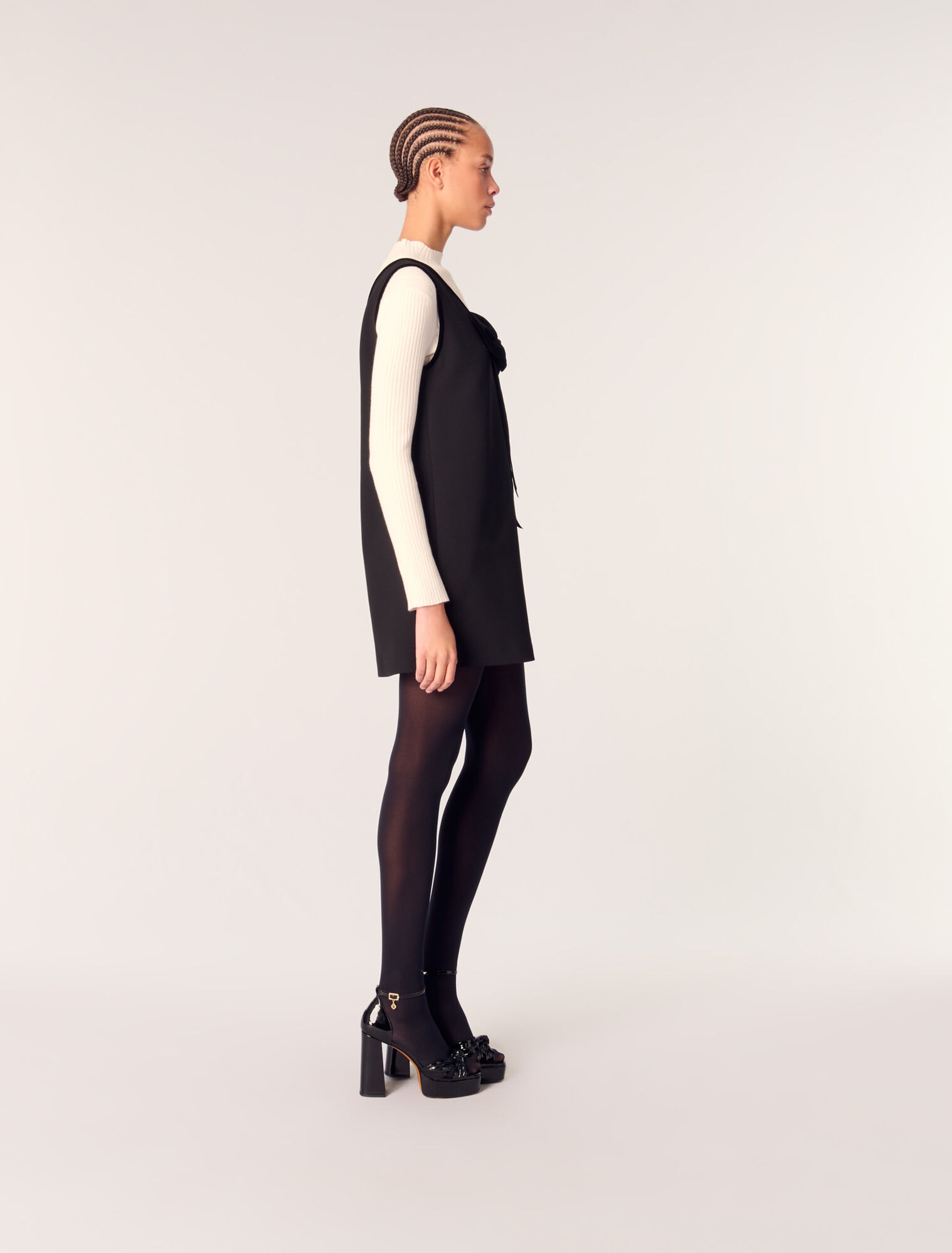 Pinafore dress with velvet collar