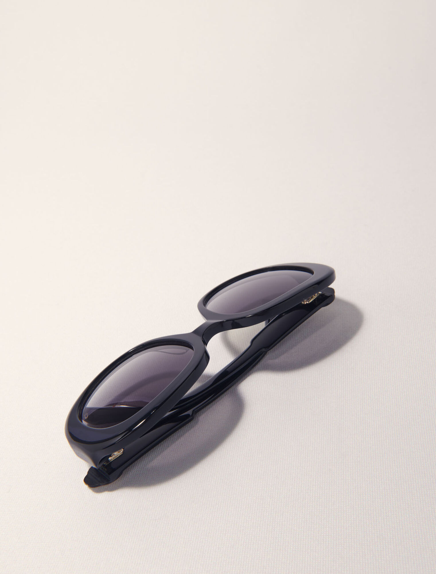 Round acetate glasses