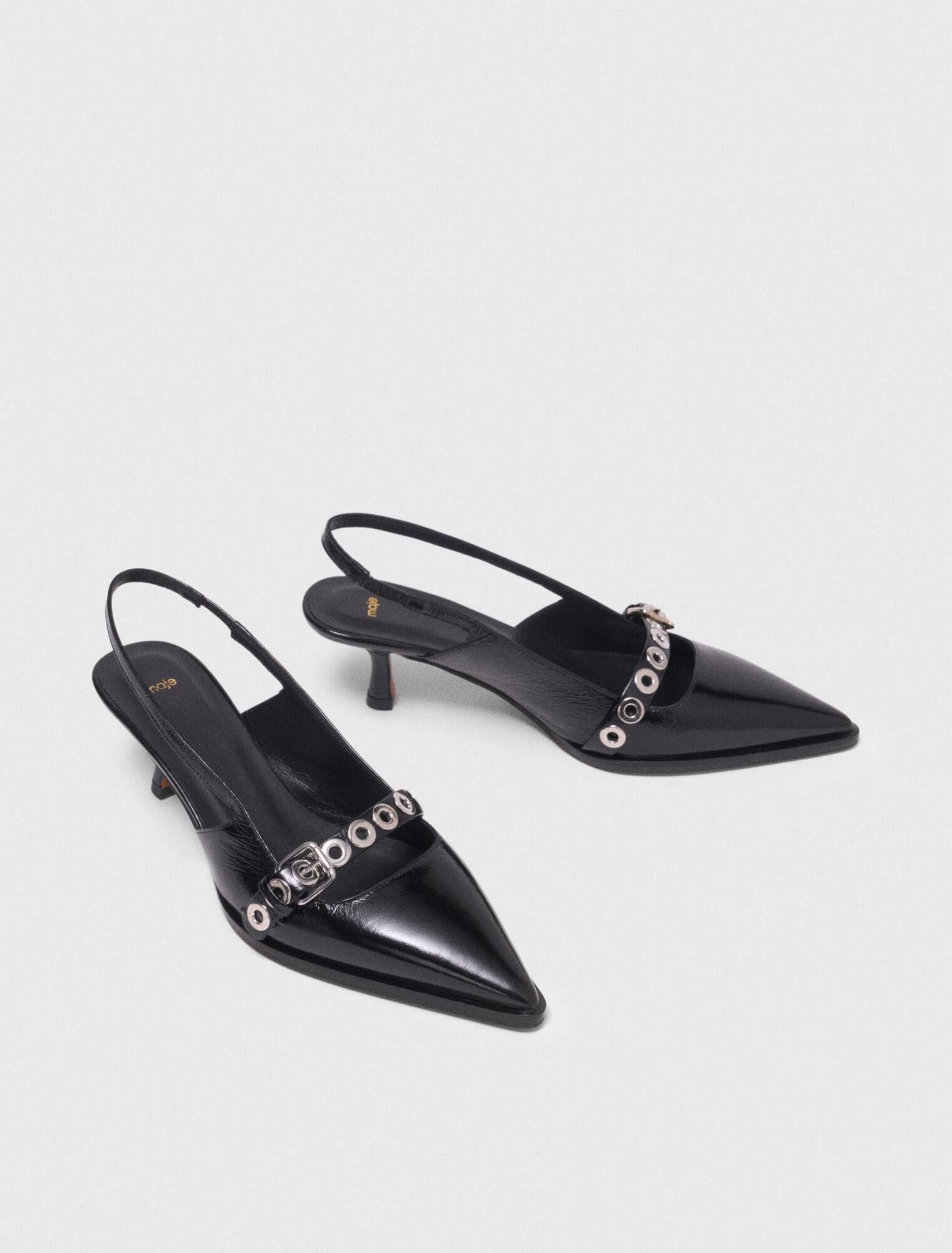 Leather pumps with eyelet strap