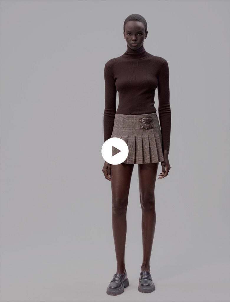Short pleated skirt