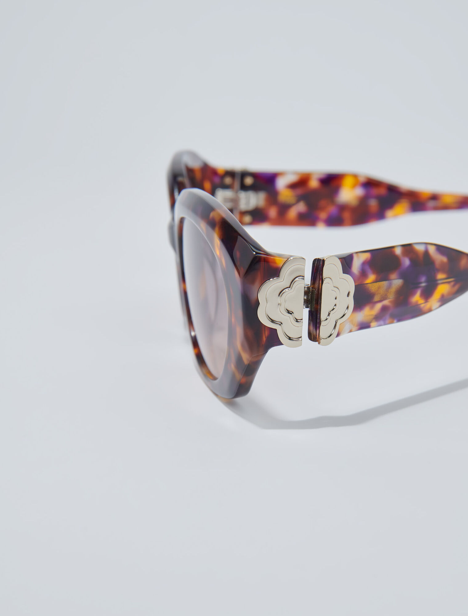 Round acetate glasses