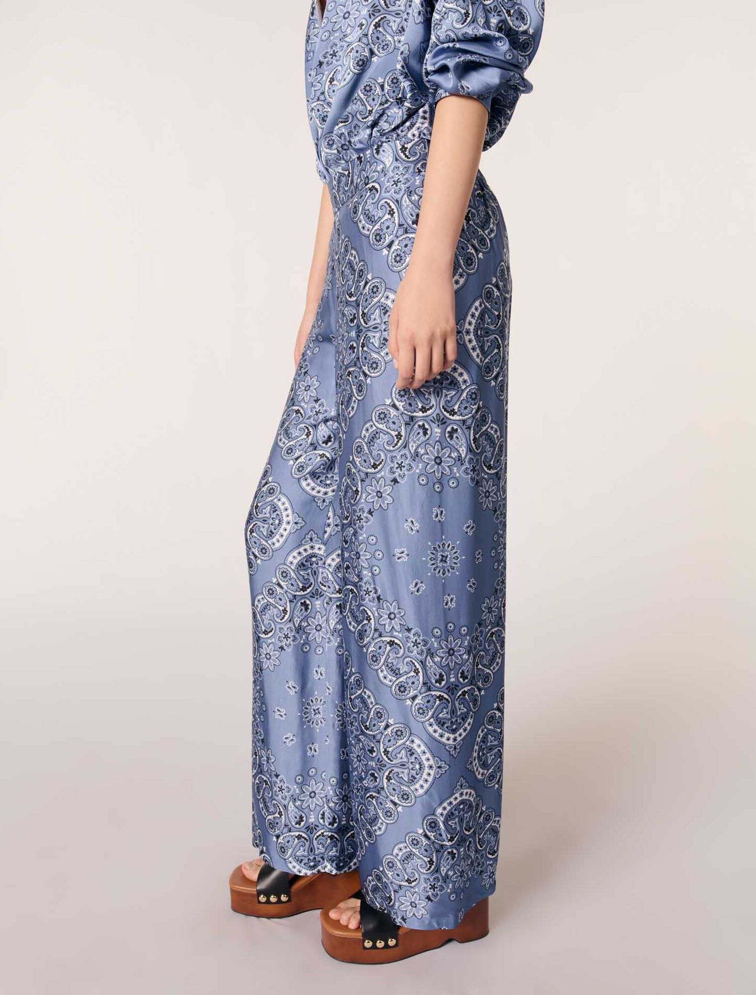Flowing patterned trousers