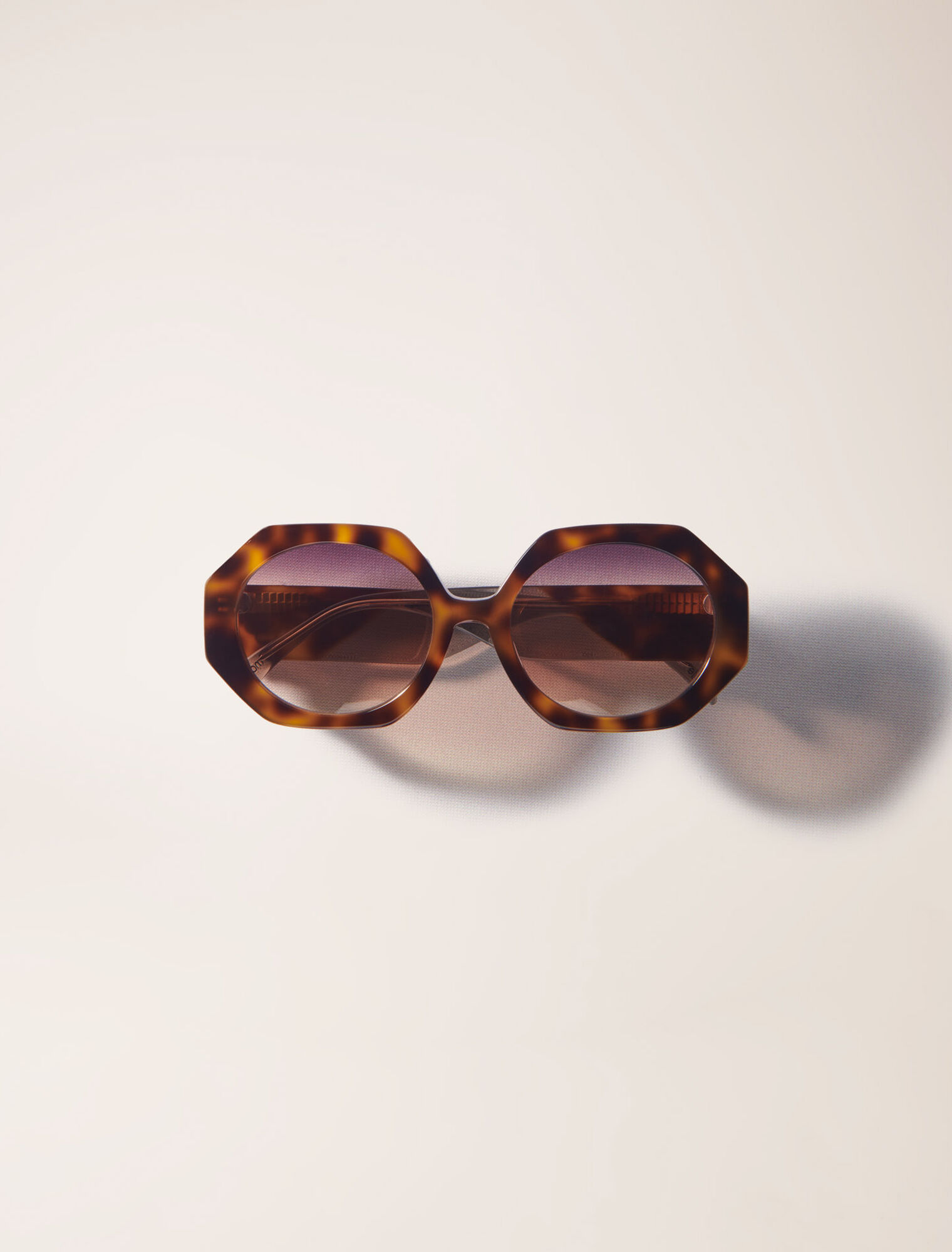 Round acetate glasses