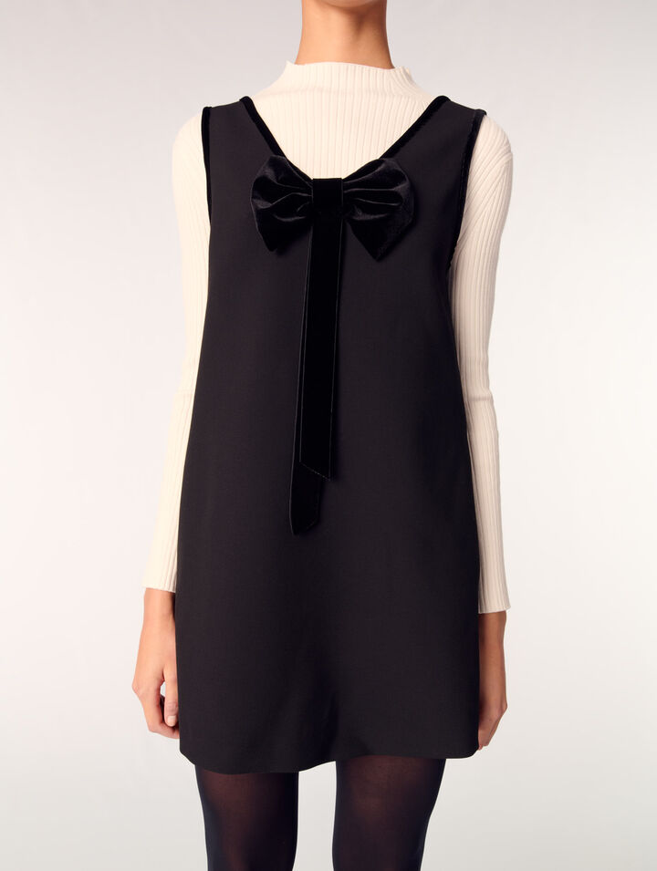 Pinafore dress with velvet collar