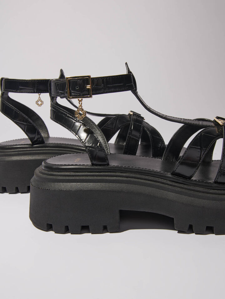 Flat sandals with tread