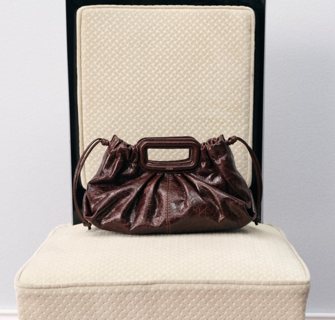 Sac Milpli Maje posé sur une chaise